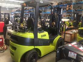 Container Access with Weight Gauge 2.5t LPG CLARK Forklift - picture0' - Click to enlarge