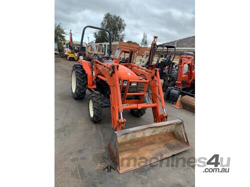 Daedong Kioti  DS 3510 tractor with quick attached FEL