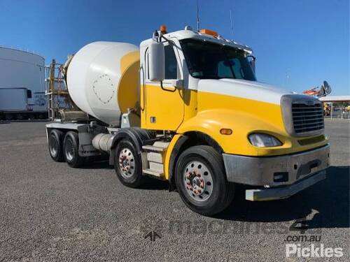 2014 Freightliner Columbia CL112 FLX