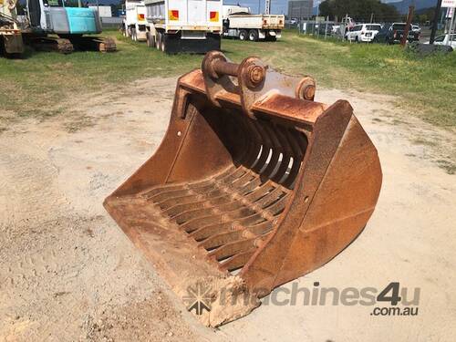 Sieve Bucket 1400 side, 100 spacing’s to suit a 24 Ton Hitachi