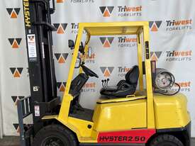 Hyster 2.5t counterbalanced forklift - picture0' - Click to enlarge