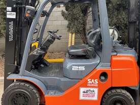 Used Toyota 2.5TON Forklift For Sale - picture0' - Click to enlarge