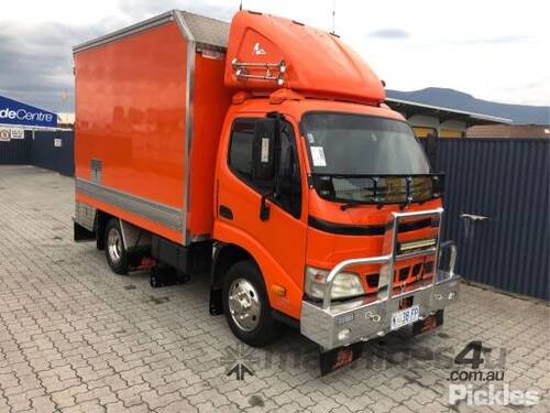 2004 Hino Dutro U305