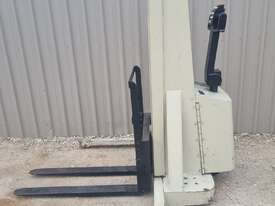 Crown Electric Walkie Stacker with 1000kg Load Capacity - picture0' - Click to enlarge