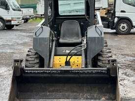 New Holland LS 150 Bobcat Skid Steer - picture1' - Click to enlarge