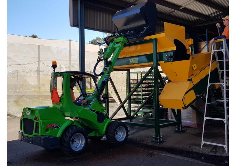 Avant 745 Articulated Mini Loader w Telescopic Boom 