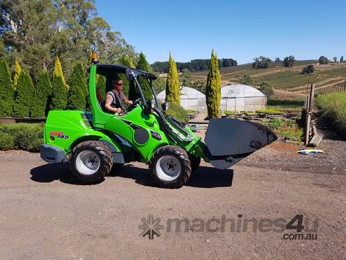 Avant 745 Articulated Mini Loader w Telescopic Boom 