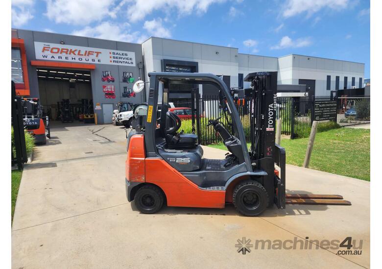 caption Toyota Forklift 2.5T Compact Container Mast