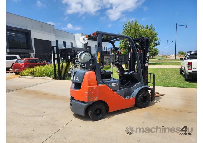 caption Toyota Forklift 2.5T Compact Container Mast