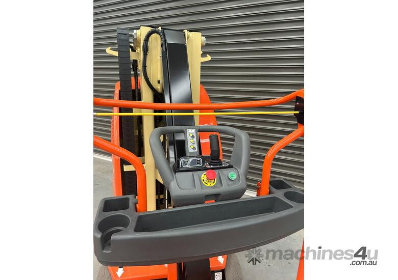 caption JLG T10 E Verticle Mast Lift
