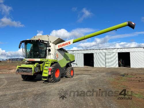 caption Class 770 with 1050 Cutter bar & 14ft knuckey pick up