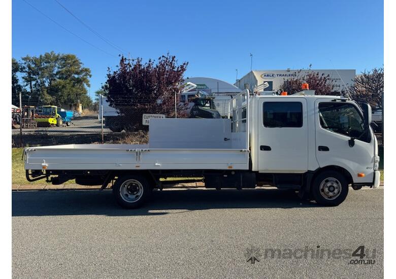 Truck Dual Cab Hino 300 617 2013 Ex-council GVM 5500kg 4m tray NP3006 SN1802