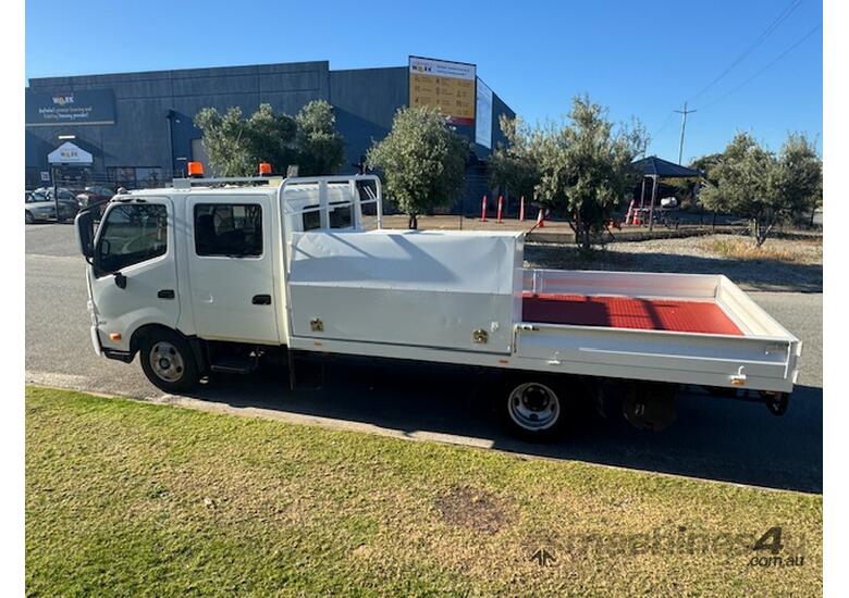 Truck Dual Cab Hino 300 617 2013 Ex-council GVM 5500kg 4m tray NP3006 SN1802