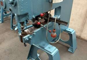 Pullmax P2 Nibbler with good selection of tooling