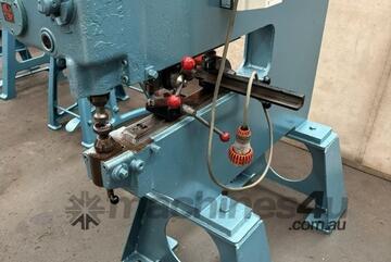 Pullmax P2 Nibbler with good selection of tooling