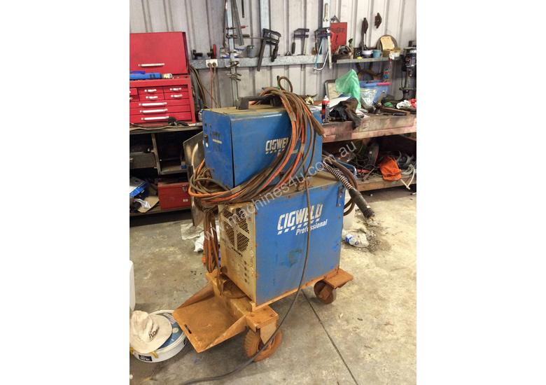 caption Cigweld Transmig 400HD