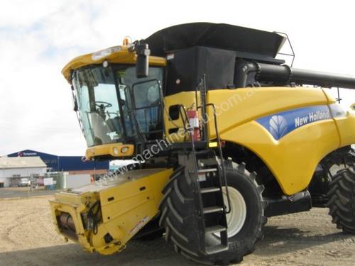 2008 New Holland CR9070 Combine Harvesters