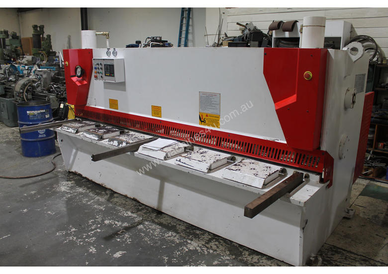 caption Machtech QC11Y - 6X3200 Hydraulioc Guillotine