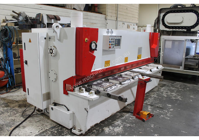 caption Machtech QC11Y - 6X3200 Hydraulioc Guillotine
