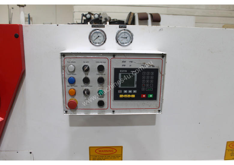 caption Machtech QC11Y - 6X3200 Hydraulioc Guillotine