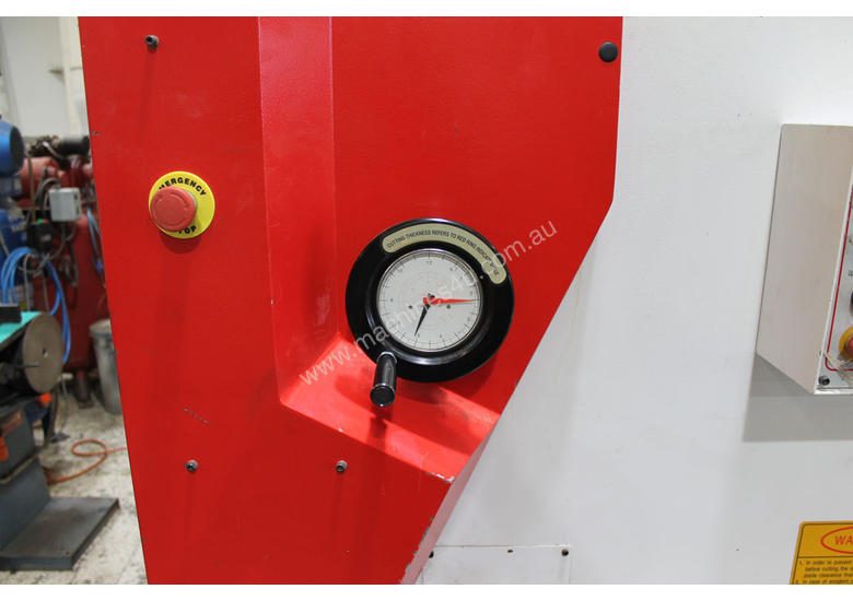 caption Machtech QC11Y - 6X3200 Hydraulioc Guillotine