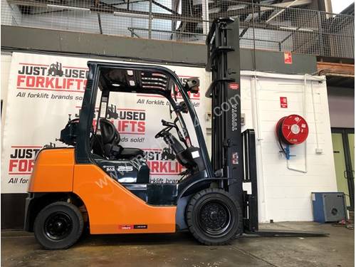 TOYOTA FORKLIFTS 32-8FG25 15243 DELUXE