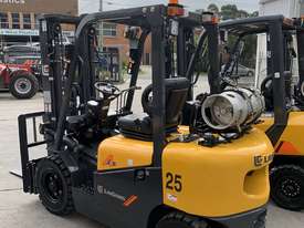 New 2.5T Liugong forklift, triple stage contaner mast - picture0' - Click to enlarge