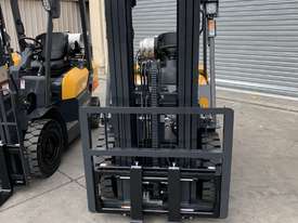 New 2.5T Liugong forklift, triple stage contaner mast - picture0' - Click to enlarge