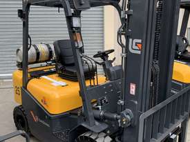 New 2.5T Liugong forklift, triple stage contaner mast - picture1' - Click to enlarge
