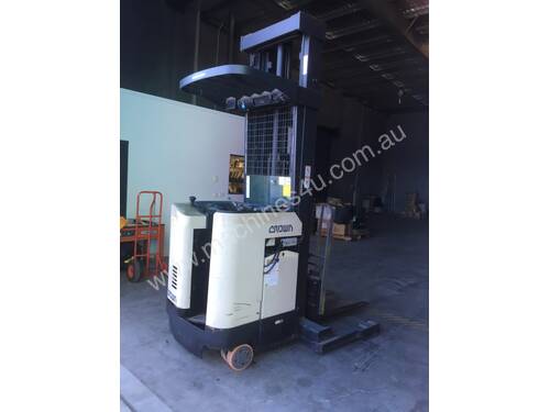 Crown electric forklift with charge
