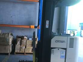 Crown electric forklift with charge - picture2' - Click to enlarge
