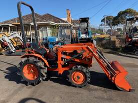 Used Kubota tractor B7001with FEL - picture0' - Click to enlarge