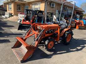 Used Kubota tractor B7001with FEL - picture2' - Click to enlarge