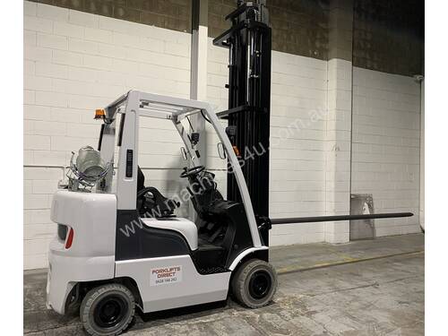 Nissan  2.5 ton LPG Carpet Pole Forklift 