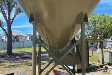 7.5 m3 Feed Hopper with Syntron Vibe feeder