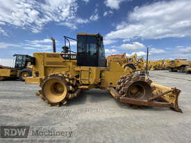 Caterpillar 815F2 compactor - picture2' - Click to enlarge