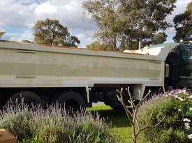 8x4 Hino Tipper - picture1' - Click to enlarge