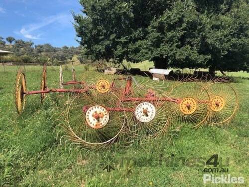 9 Wheeled Tonutti Hydraulic Fold Hay Rake