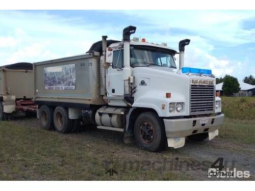 2004 Mack CLS Trident