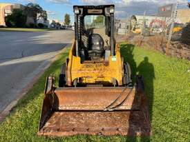 Skid Steer CAT 216B-2 2010 3481 hours 4 in 1 bucket - picture0' - Click to enlarge