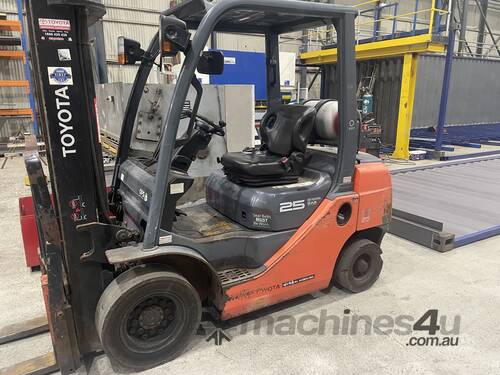 2.5 tonne fork lift