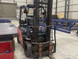 2.5 tonne fork lift - picture0' - Click to enlarge