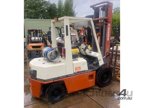Nissan 2.5 Ton Forklift Low Hours High Quality 