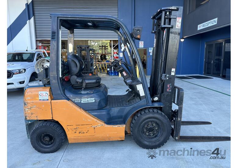 caption TOYOTA 8FG25 2.5t LPG 2 stage 3.7m mast Sideshift