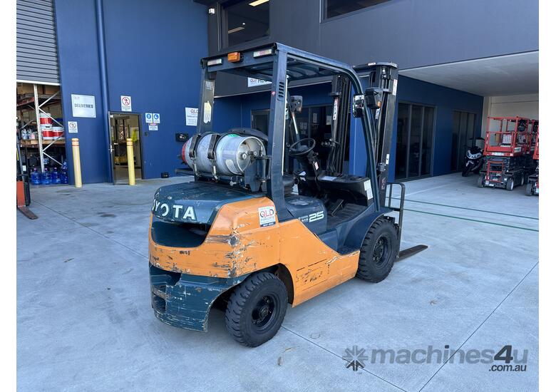 caption TOYOTA 8FG25 2.5t LPG 2 stage 3.7m mast Sideshift