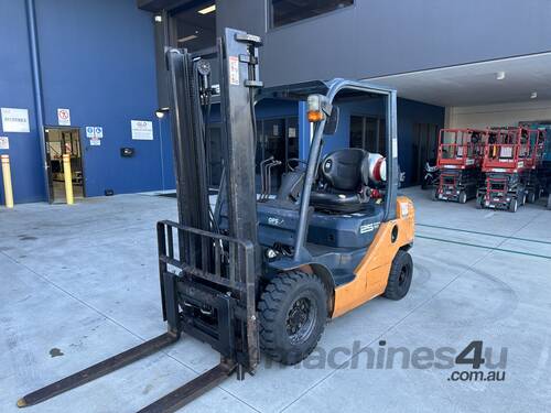 caption TOYOTA 8FG25 2.5t LPG 2 stage 3.7m mast Sideshift