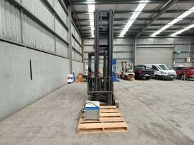 Crown ESR 5000 Electric Reach Forklift - picture0' - Click to enlarge