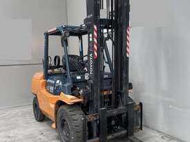 Toyota 4T LPG Forklift - Tyne Positioners & Side shift  - picture0' - Click to enlarge