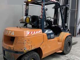 Toyota 4T LPG Forklift - Tyne Positioners & Side shift  - picture1' - Click to enlarge