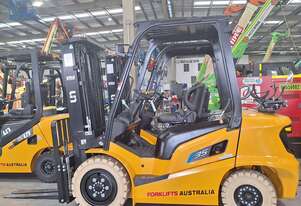 UN Forklift 3.5T Gas - EXCLUSIVE BRAND NEW F SERIES 4.5M TRIPLEX MAST!!